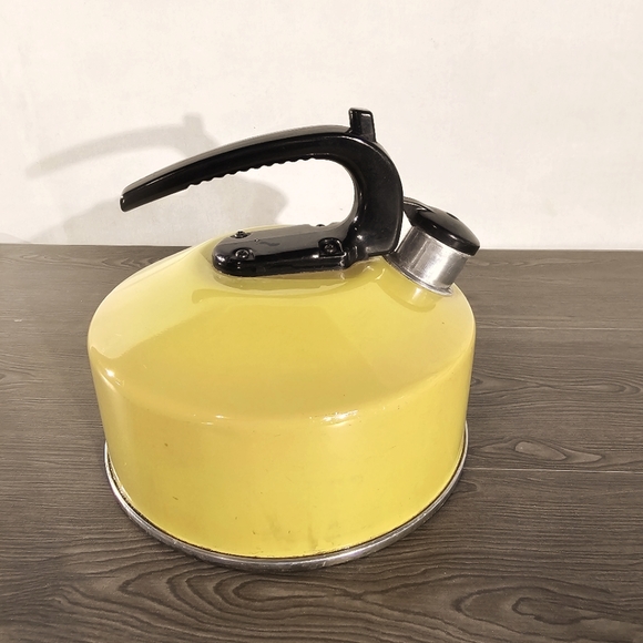 Enterprise Aluminum Co. Mustard Yellow Whistle Teapot Tea Kettle 2 1/2 QT USA - Picture 1 of 7